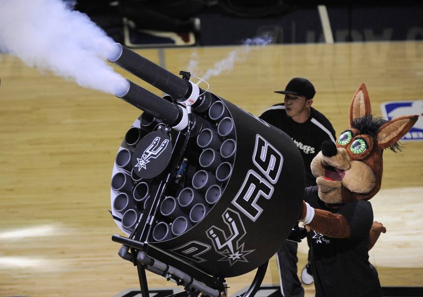La mascotte degli Spurs “spara” T-shirts tra la folla (Ap)